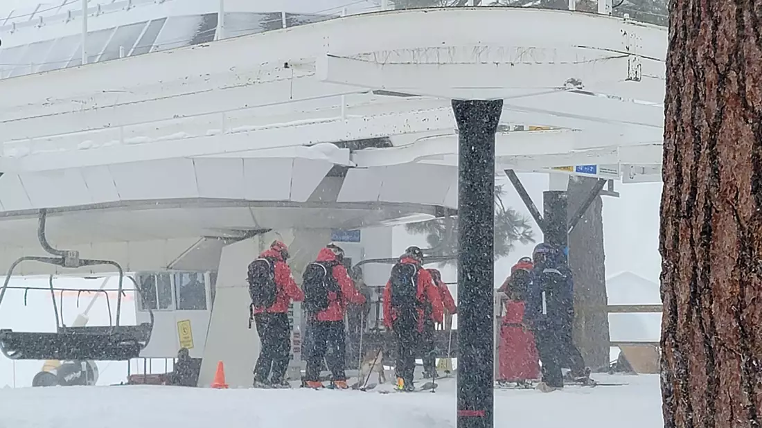 Bei einem Lawinenabgang in einem kalifornischen Skigebiet ist ein Mensch gestorben. Drei weitere Skiläufer sind von den Schneemassen mitgerissen und dabei leicht verletzt worden. - Bild: Mark Sponsler/AP