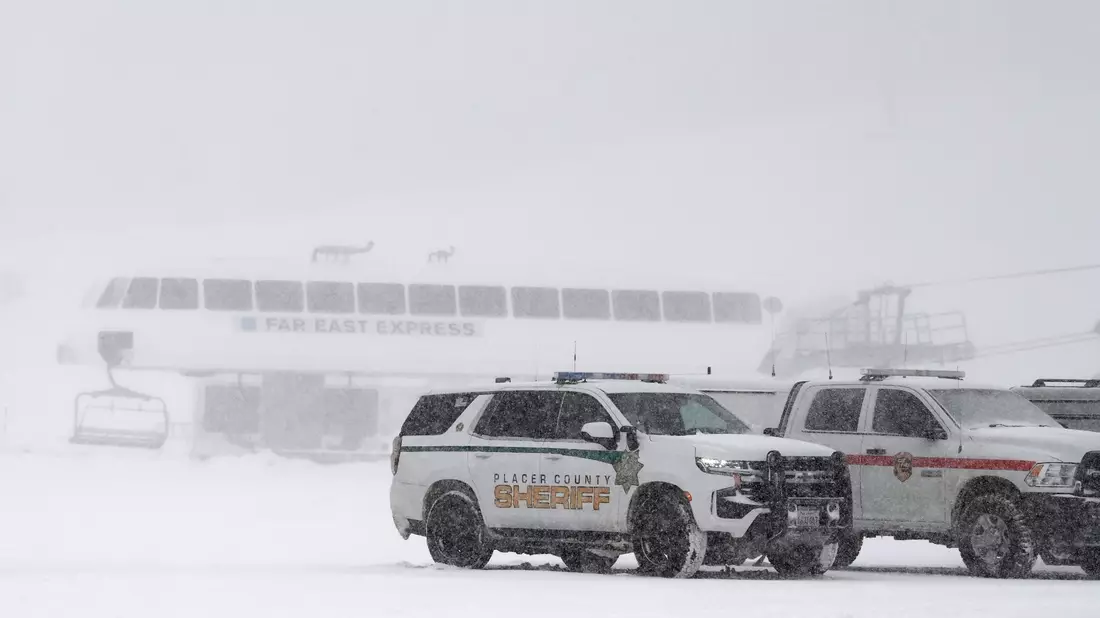 Bei einem Lawinenabgang in einem kalifornischen Skigebiet ist ein Mensch gestorben. Drei weitere Skiläufer sind von den Schneemassen mitgerissen und dabei leicht verletzt worden. - Bild: Andy Barron/AP/dpa