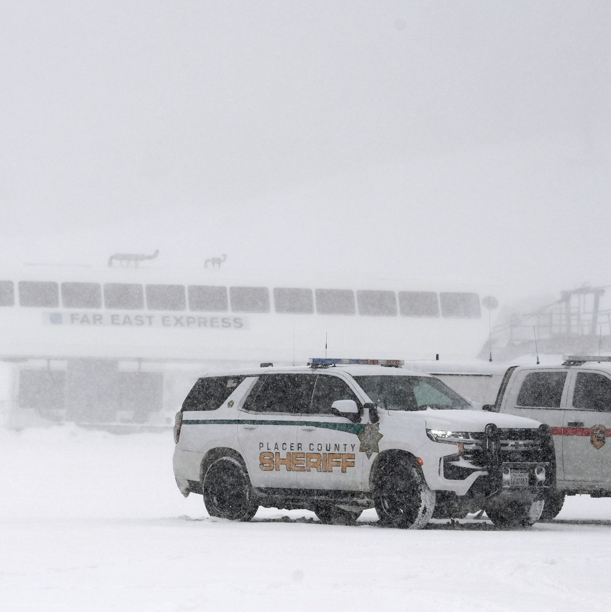 Bei einem Lawinenabgang in einem kalifornischen Skigebiet ist ein Mensch gestorben. Drei weitere Skiläufer sind von den Schneemassen mitgerissen und dabei leicht verletzt worden. - Foto: Andy Barron/AP/dpa
