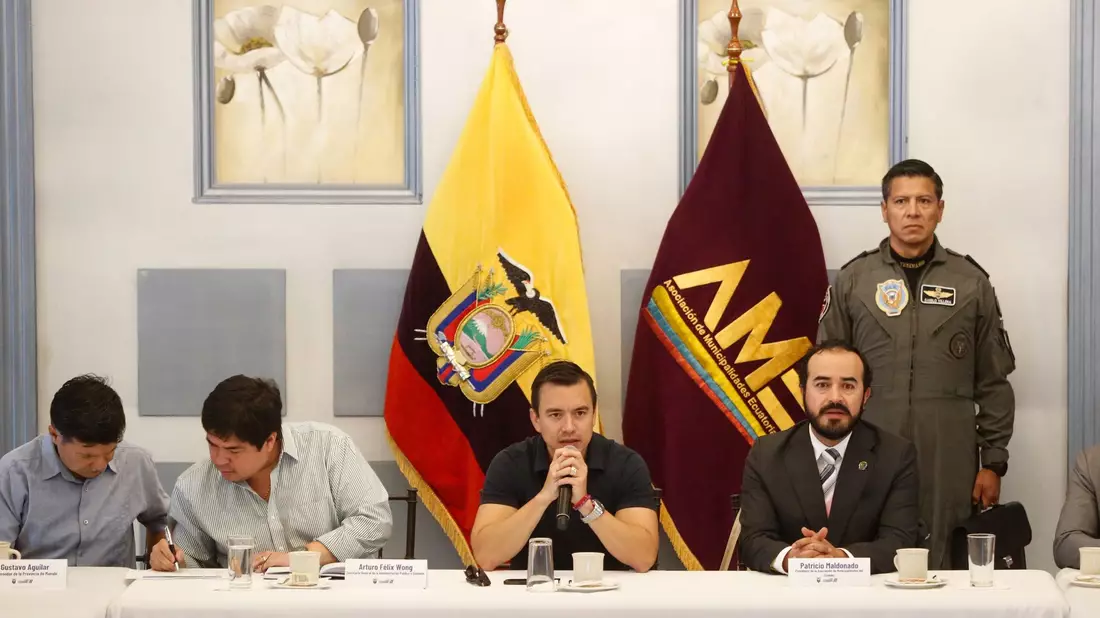 Nach einer beispiellosen Machtdemonstration der kriminellen Banden im Live-Fernsehen hat die ecuadorianische Regierung um Präsident Daniel Noboa (M) den kriminellen Gangs in dem südamerikanischen Land den Krieg erklärt. - Bild: Eduardo Santillan/Presidencia Ecuador/dpa