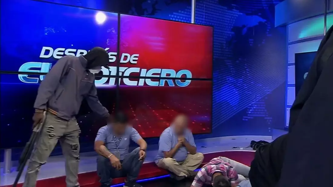 In Ecuador sind Bewaffnete während einer Live-Übertragung in die Räumlichkeiten eines Fernsehsenders eingedrungen. Mehrere Journalisten und Mitarbeiter wurden von einer Gruppe von Kriminellen mit Maschinengewehren und Sprengstoff bedroht und als Geiseln genommen. - Bild: Uncredited/TC Television network/AP/dpa