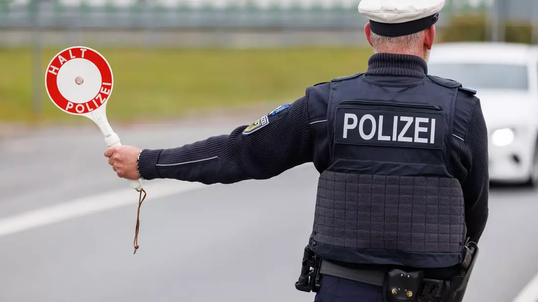 Um die Schleusungskriminalität stärker zu bekämpfen und irreguläre Migration zu begrenzen, hat die Bundesinnenministerin Grenzkontrollen angeordnet. - Bild: Daniel Karmann/dpa