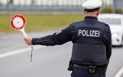 Um die Schleusungskriminalität stärker zu bekämpfen und irreguläre Migration zu begrenzen, hat die Bundesinnenministerin Grenzkontrollen angeordnet. - Foto: Daniel Karmann/dpa