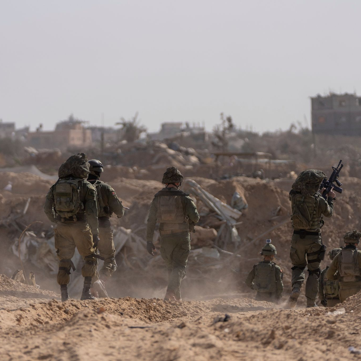 Israelische Soldaten gehen während einer Bodenoperation in Stellung. - Foto: Ohad Zwigenberg/AP
