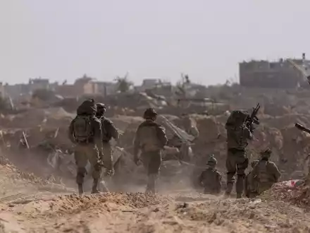 Israelische Soldaten gehen während einer Bodenoperation in Stellung. - Foto: Ohad Zwigenberg/AP