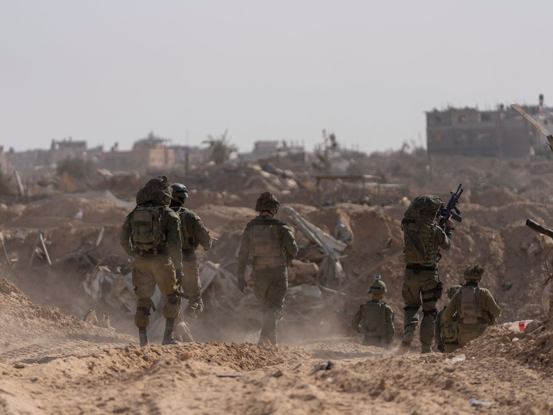 Israelische Soldaten gehen während einer Bodenoperation in Stellung. - Foto: Ohad Zwigenberg/AP