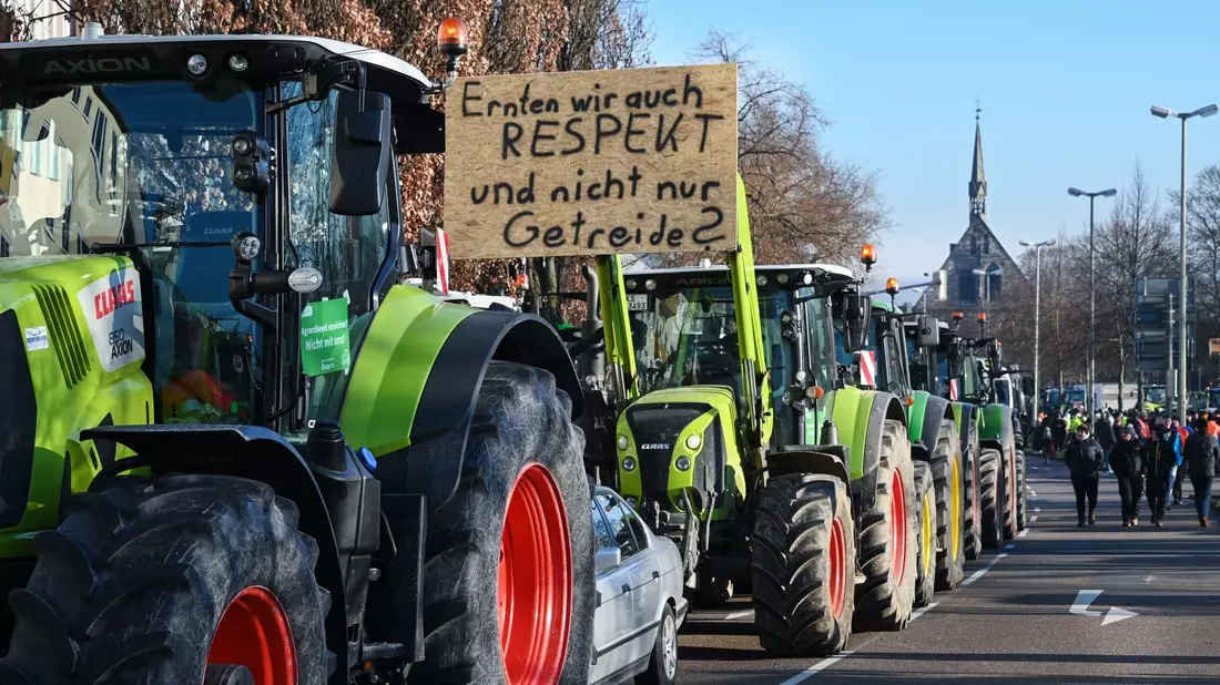 Mit einem Traktor-Konvoi demonstrieren Bauern gegen Subventionskürzungen. - Bild: Uwe Zucchi/dpa