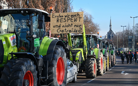 Mit einem Traktor-Konvoi demonstrieren Bauern gegen Subventionskürzungen. - Foto: Uwe Zucchi/dpa