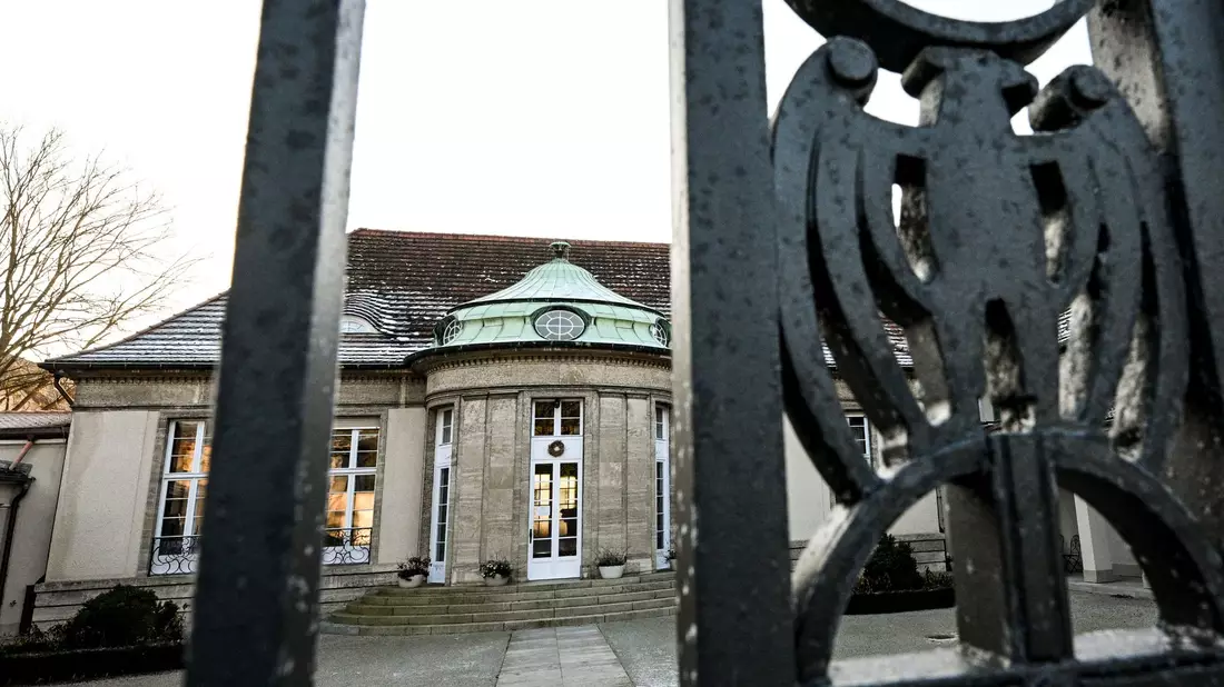 Blick auf ein Gästehaus in Potsdam, in dem AfD-Politiker nach einem Bericht des Medienhauses Correctiv im November an einem Treffen teilnahmen. Auch der bekannteste Vertreter der rechtsextremen Identitären Bewegung, Martin Sellner, war dabei. - Bild: Jens Kalaene/dpa