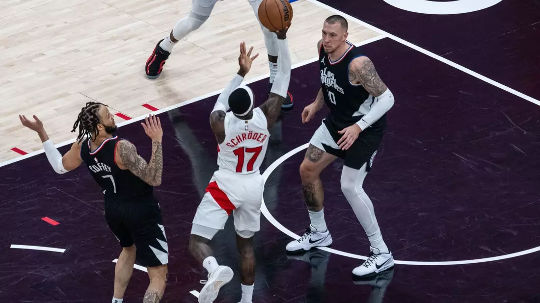 Dennis Schröder (M) kommt zum Wurf, vor ihm Daniel Theis von den Los Angeles Clippers. - Bild: Maximilian Haupt/dpa