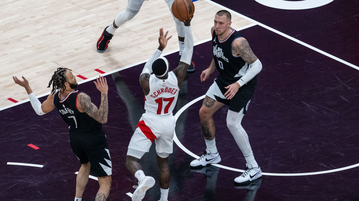 Dennis Schröder (M) kommt zum Wurf, vor ihm Daniel Theis von den Los Angeles Clippers. - Foto: Maximilian Haupt/dpa