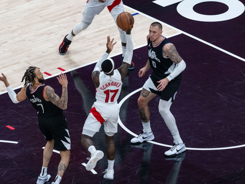 Dennis Schröder (M) kommt zum Wurf, vor ihm Daniel Theis von den Los Angeles Clippers. - Foto: Maximilian Haupt/dpa