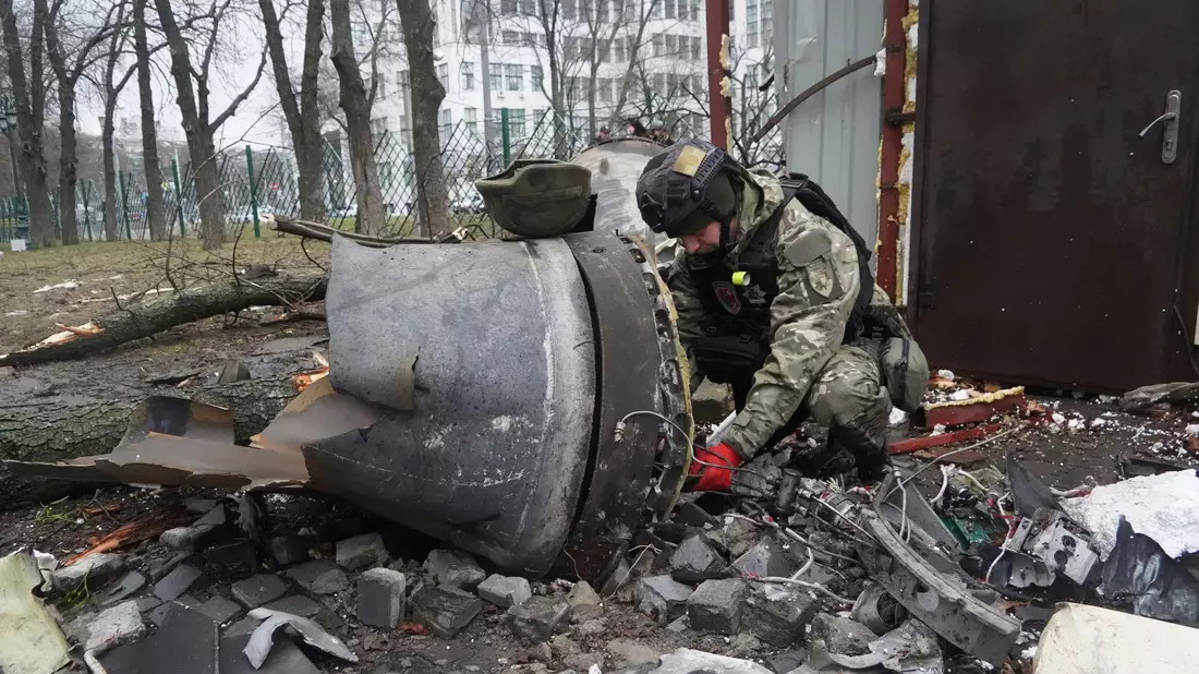 Feuerwehrleute löschen am 4. Mai in Charkiw ein Feuer, nachdem ein Haus von russischem Beschuss getroffen wurde. - Bild: Andrii Marienko/AP/dpa