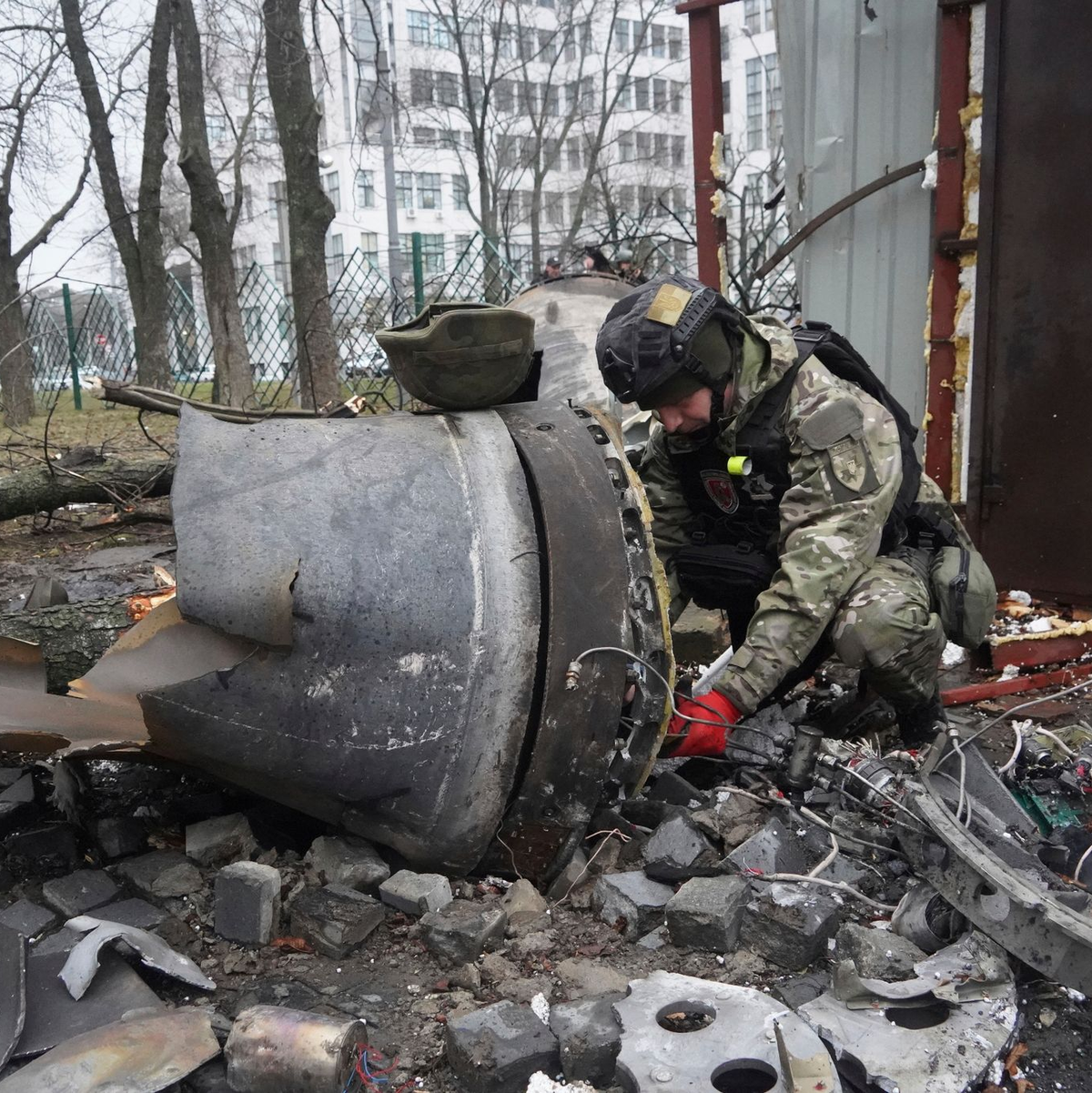 Feuerwehrleute löschen am 4. Mai in Charkiw ein Feuer, nachdem ein Haus von russischem Beschuss getroffen wurde. - Foto: Andrii Marienko/AP/dpa