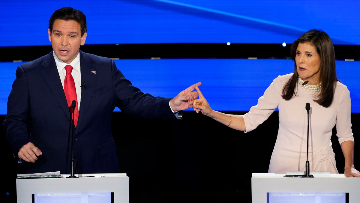 Zank und Streit auf der Bühne: Ron DeSantis und Nikki Haley bei der Debatte in Des Moines. - Foto: Andrew Harnik/AP