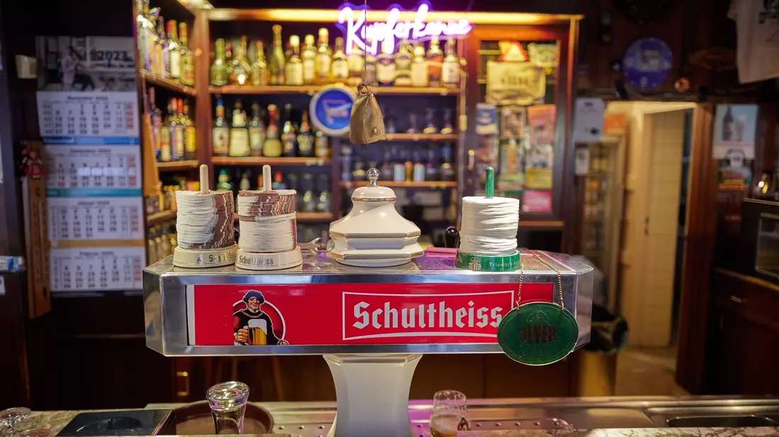 Blick in die Kult-Kneipe Kupferkanne in der Steinmetzstraße in Berlin-Schöneberg. Seit einigen Jahren kommen wieder vermehrt jüngere Menschen in die Kneipe. - Bild: Jörg Carstensen/dpa