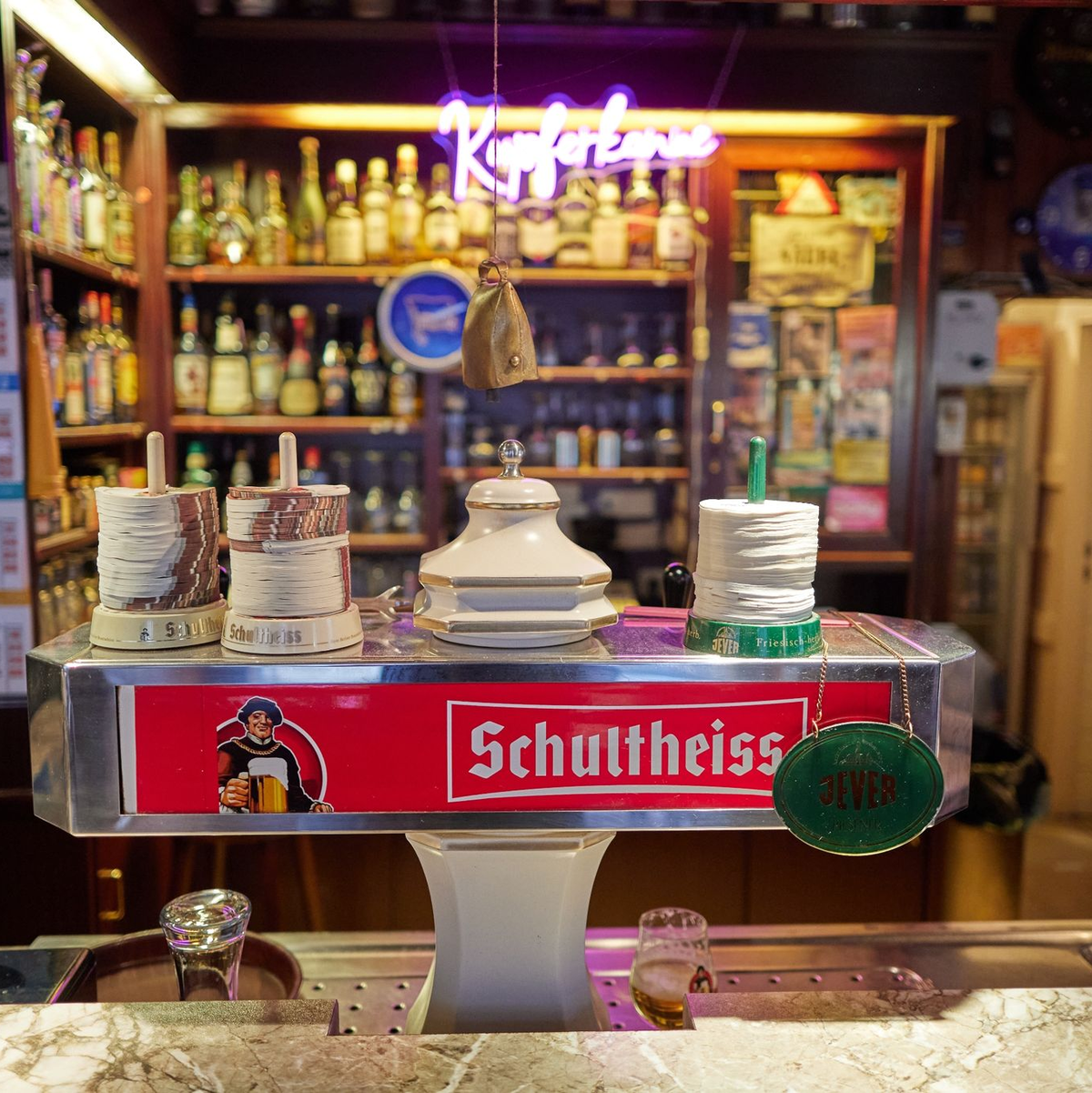 Blick in die Kult-Kneipe Kupferkanne in der Steinmetzstraße in Berlin-Schöneberg. Seit einigen Jahren kommen wieder vermehrt jüngere Menschen in die Kneipe. - Foto: Jörg Carstensen/dpa