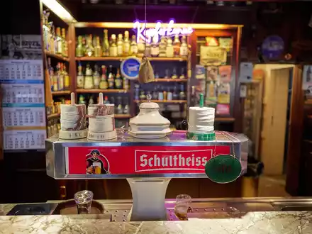 Blick in die Kult-Kneipe Kupferkanne in der Steinmetzstraße in Berlin-Schöneberg. Seit einigen Jahren kommen wieder vermehrt jüngere Menschen in die Kneipe. - Foto: Jörg Carstensen/dpa
