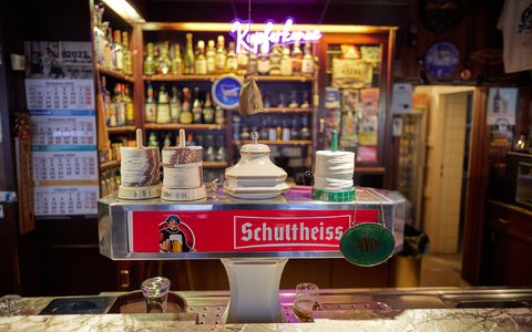 Blick in die Kult-Kneipe Kupferkanne in der Steinmetzstraße in Berlin-Schöneberg. Seit einigen Jahren kommen wieder vermehrt jüngere Menschen in die Kneipe. - Foto: Jörg Carstensen/dpa