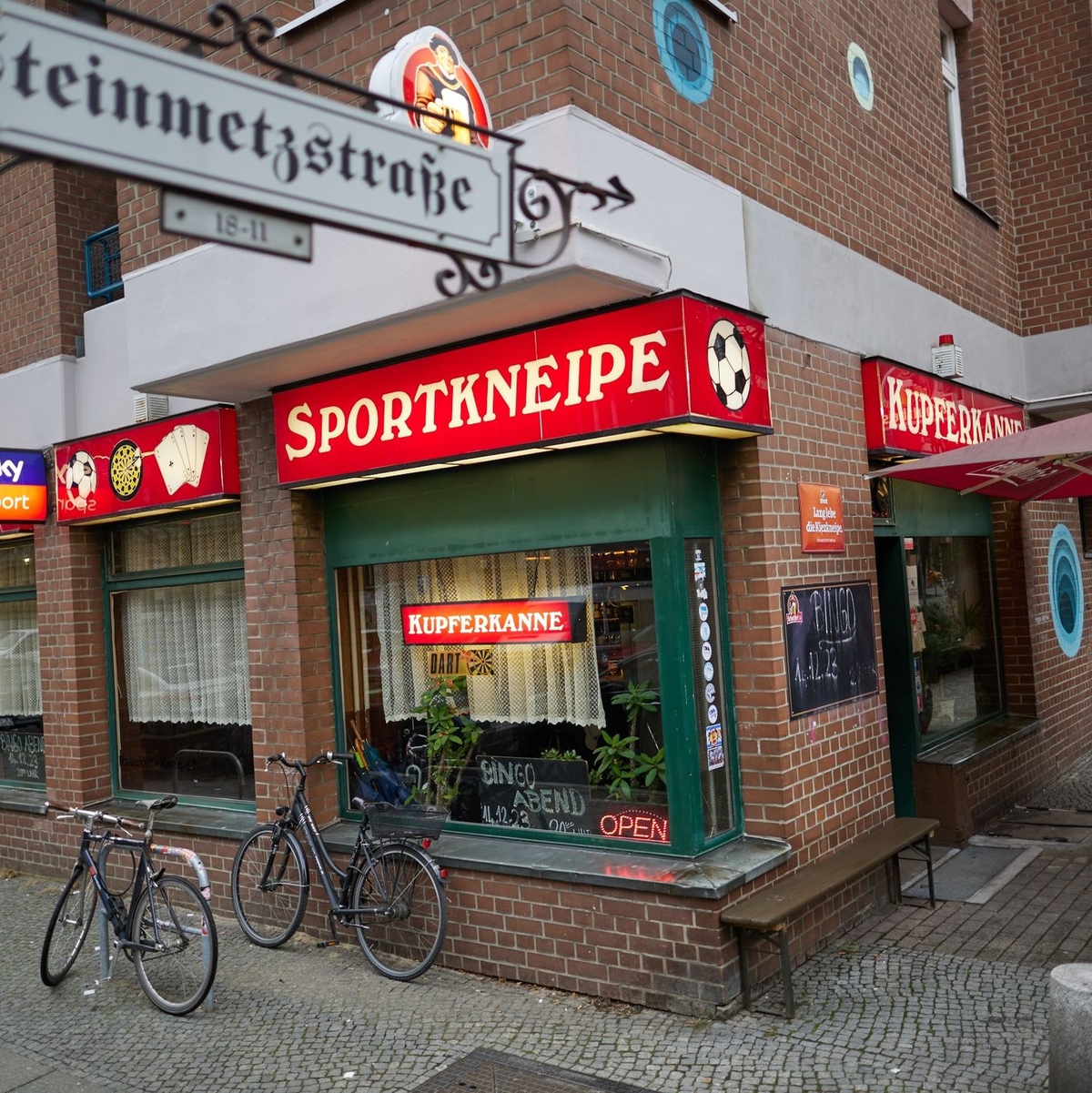 Die Kupferkanne ist eine typische Berliner Eckkneipe. - Foto: Jörg Carstensen/dpa