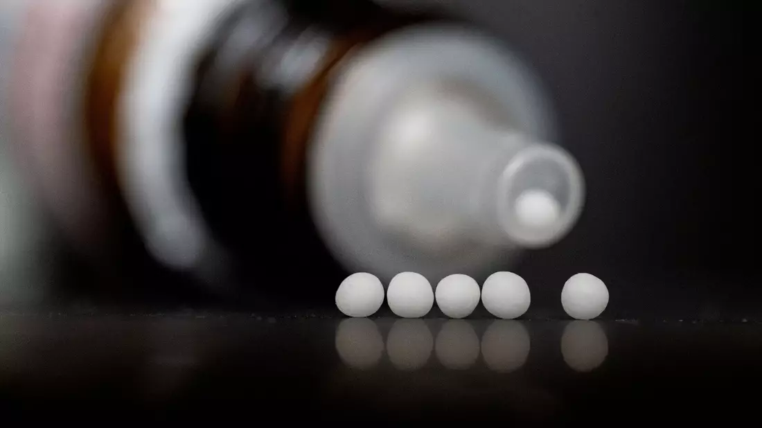 Bundesgesundheitsminister Lauterbach will «die Möglichkeit der Krankenkassen, in der Satzung auch homöopathische und anthroposophische Leistungen vorzusehen, streichen». - Bild: Marijan Murat/dpa