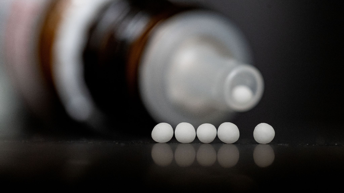 Bundesgesundheitsminister Lauterbach will «die Möglichkeit der Krankenkassen, in der Satzung auch homöopathische und anthroposophische Leistungen vorzusehen, streichen». - Foto: Marijan Murat/dpa