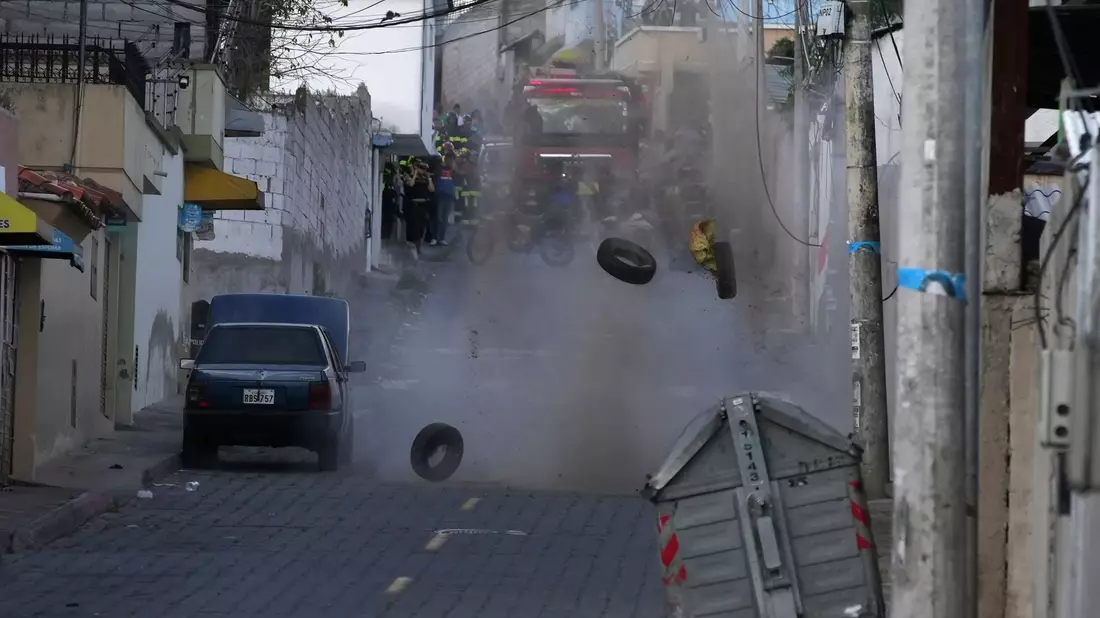 Die Polizei führt eine kontrollierte Explosion eines verdächtigen Fahrzeugs durch, das einen Häuserblock vom Gefängnis El Inca entfernt geparkt ist. - Bild: Carlos Noriega/AP