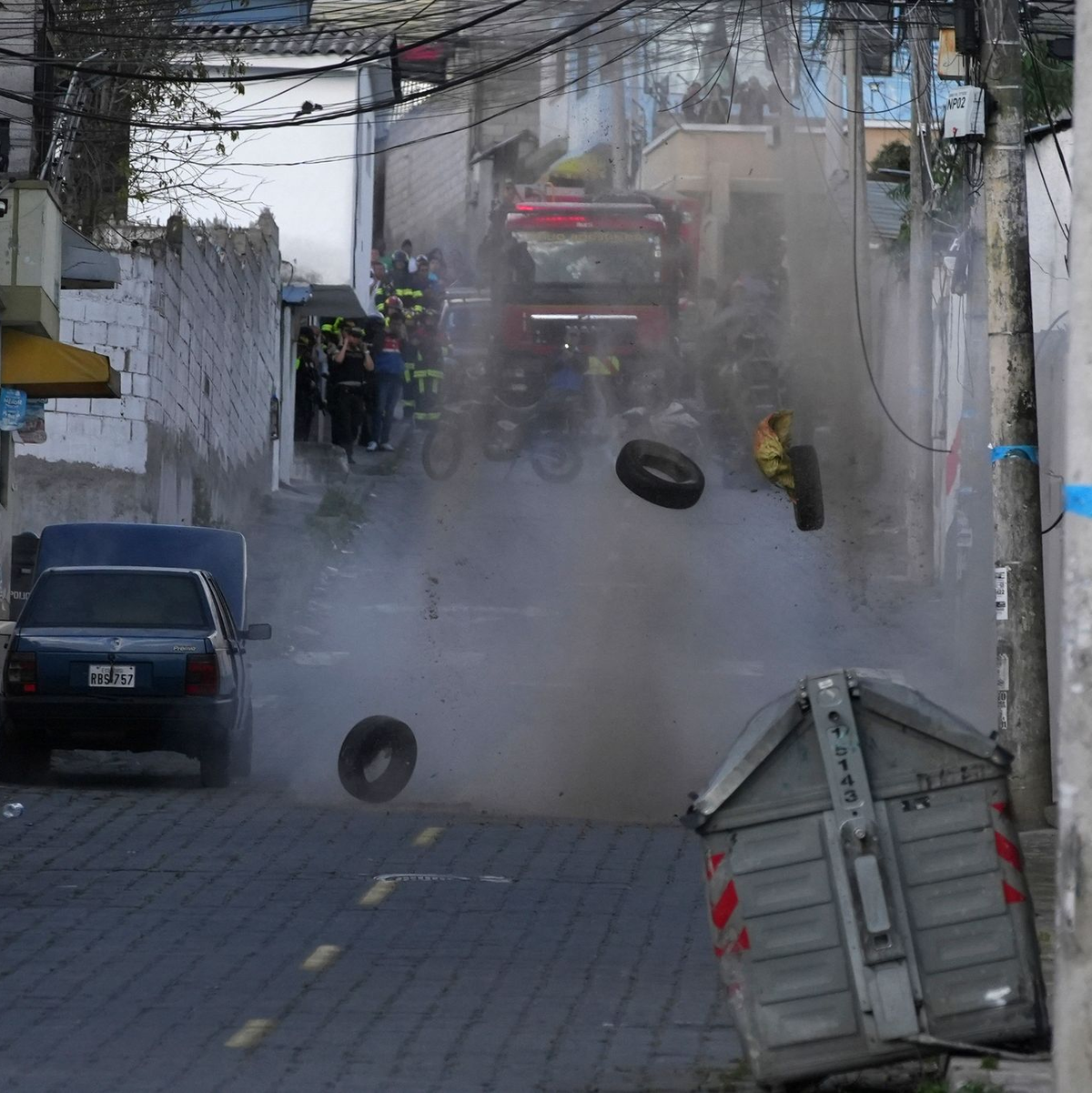 Die Polizei führt eine kontrollierte Explosion eines verdächtigen Fahrzeugs durch, das einen Häuserblock vom Gefängnis El Inca entfernt geparkt ist. - Foto: Carlos Noriega/AP
