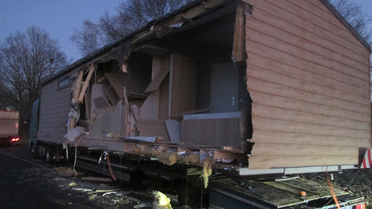POL-DEL: Autobahnpolizei Ahlhorn: Verkehrsunfall mit hohem Sachschaden auf einem Parkplatz der Autobahn 28 in Hatten - Foto: presseportal.de