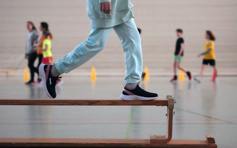 Im Corona-Lockdown haben sich Kinder und Jugendliche weniger bewegt. Dieser Trend hält an, zeigt eine Studie. - Foto: Soeren Stache/dpa