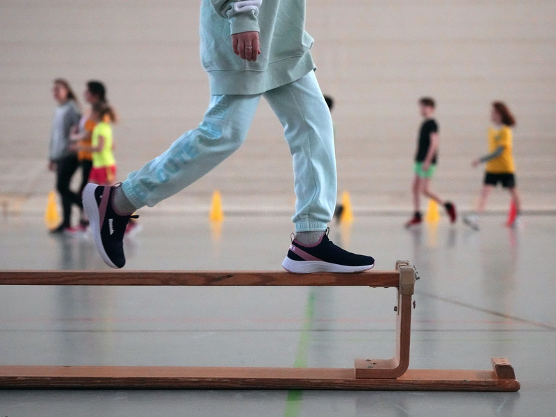 Im Corona-Lockdown haben sich Kinder und Jugendliche weniger bewegt. Dieser Trend hält an, zeigt eine Studie. - Foto: Soeren Stache/dpa