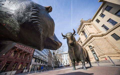 Im vergangenen Jahr gab es weniger Aktionärinnen und Aktionäre als zuvor. Dennoch geht das Deutsche Aktieninstitut davon aus, dass in den kommenden Jahren mehr Deutsche auf Aktien, Aktienfonds und ETFs setzen. - Foto: Frank Rumpenhorst/dpa