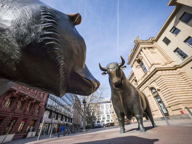 Im vergangenen Jahr gab es weniger Aktionärinnen und Aktionäre als zuvor. Dennoch geht das Deutsche Aktieninstitut davon aus, dass in den kommenden Jahren mehr Deutsche auf Aktien, Aktienfonds und ETFs setzen. - Foto: Frank Rumpenhorst/dpa