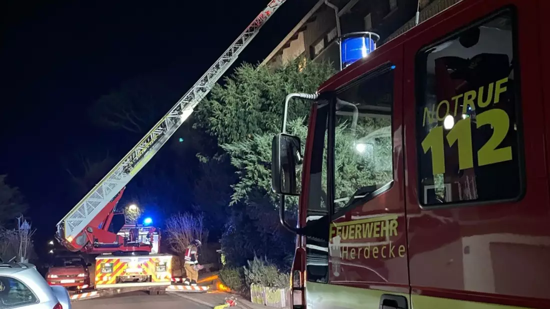 FW-EN: Kaminbrand im Dahlienweg - Feuerwehr mit Drehleiter unter Atemschutz im Einsatz - Bild: presseportal.de