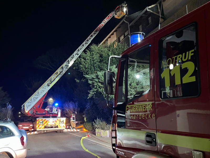 FW-EN: Kaminbrand im Dahlienweg - Feuerwehr mit Drehleiter unter Atemschutz im Einsatz - Foto: presseportal.de