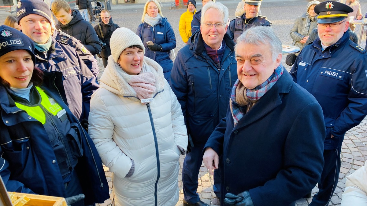 POL-HF: Coffee with a Cop- auf einen Kaffee mit uns- Besuch des Innenministers Herbert Reul - Foto: presseportal.de
