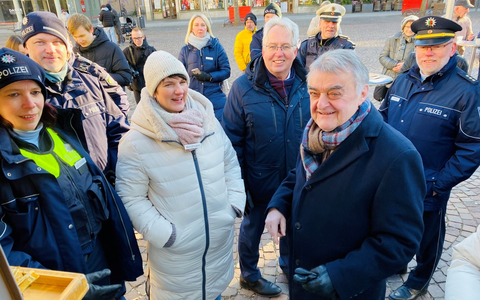 POL-HF: Coffee with a Cop- auf einen Kaffee mit uns- Besuch des Innenministers Herbert Reul - Foto: presseportal.de