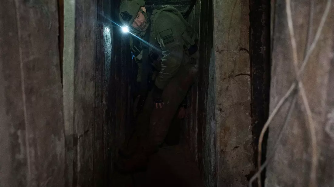 Israelische Soldaten zeigen Journalisten einen Tunnel unterhalb von Chan Junis. - Bild: Ohad Zwigenberg/AP
