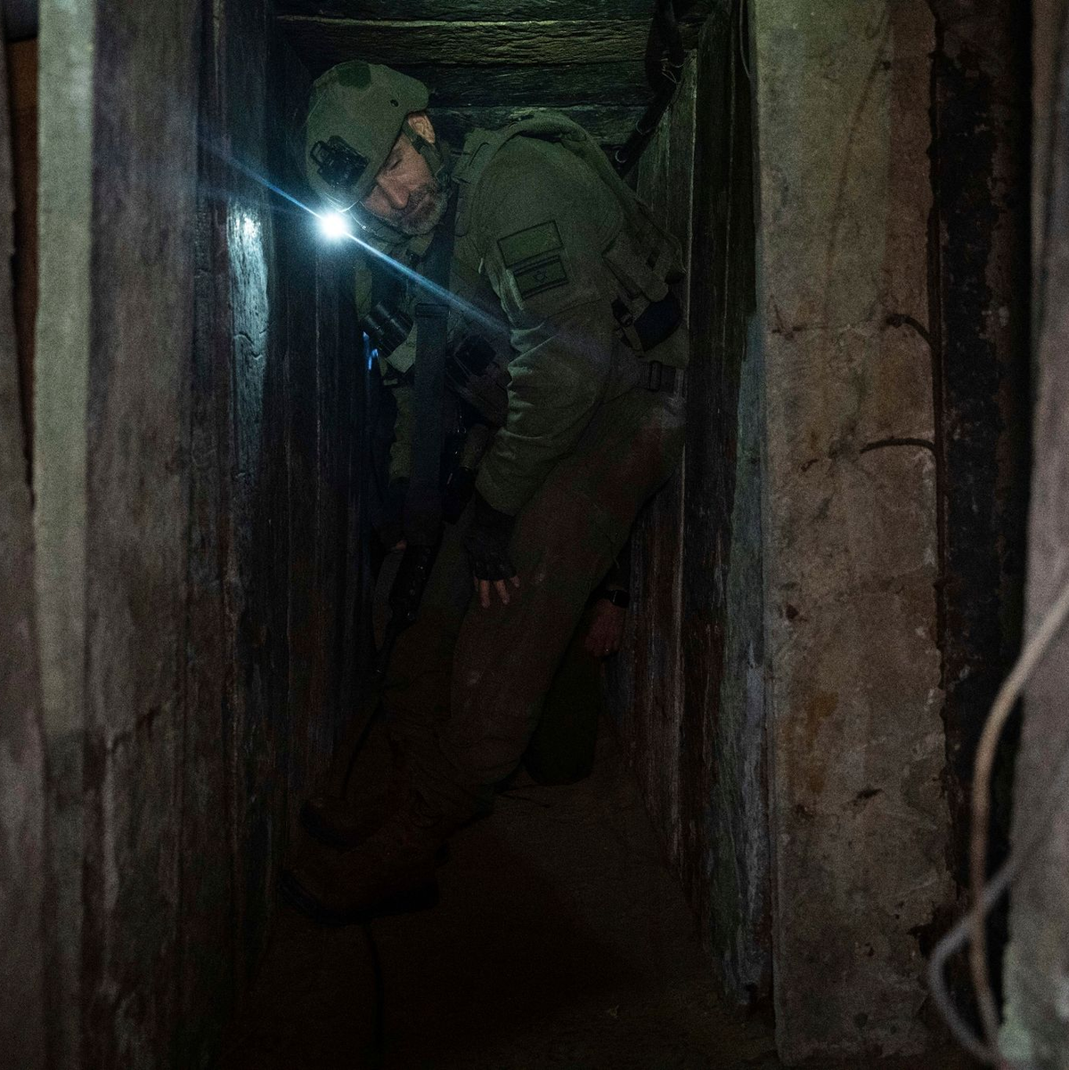 Israelische Soldaten zeigen Journalisten einen Tunnel unterhalb von Chan Junis. - Foto: Ohad Zwigenberg/AP