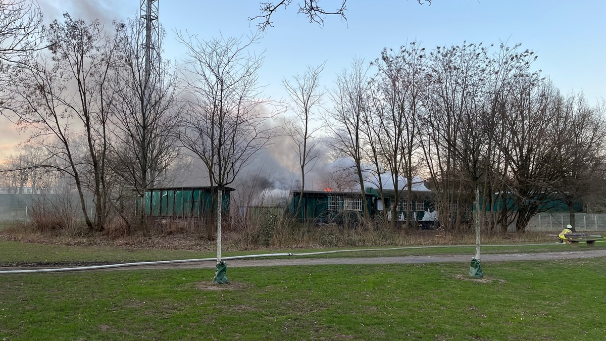 POL-DU: Beeckerwerth: Alter Zugwaggon brennt - Kripo sucht Zeugen - Foto: presseportal.de