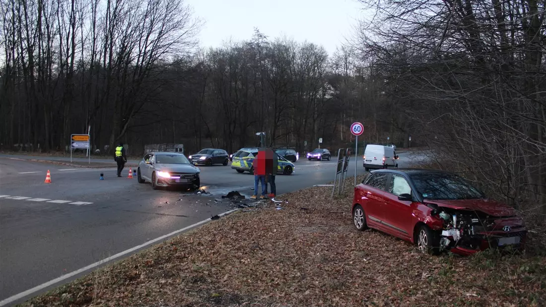 POL-RBK: Wermelskirchen - Pkw beim Abbiegen übersehen - eine Person leicht verletzt - Bild: presseportal.de