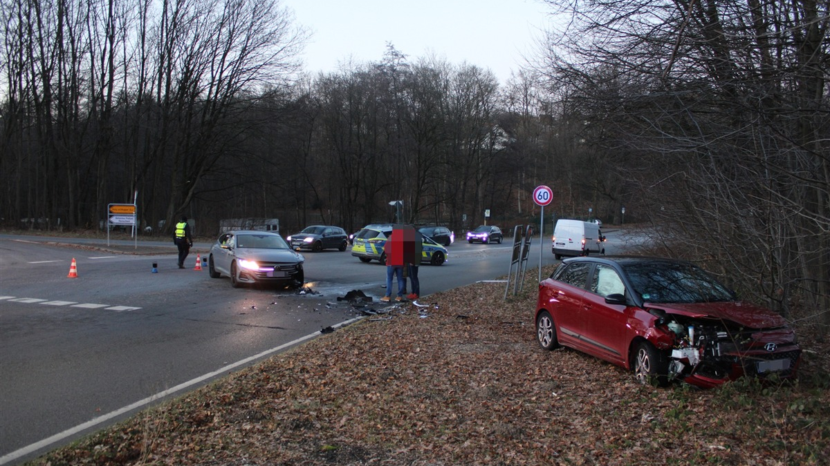 POL-RBK: Wermelskirchen - Pkw beim Abbiegen übersehen - eine Person leicht verletzt - Foto: presseportal.de