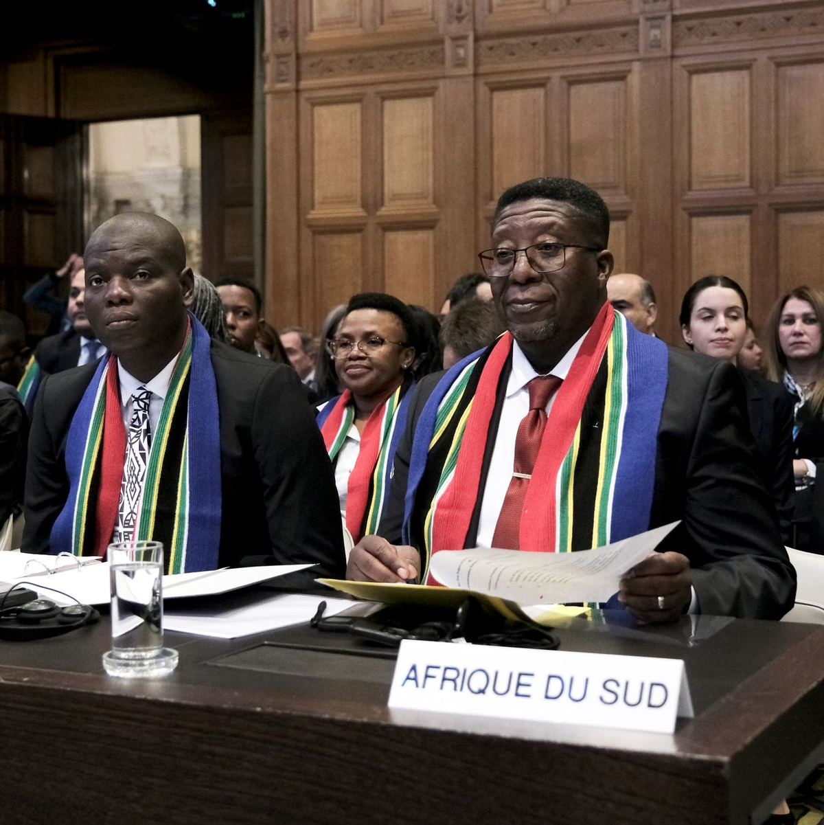 Die Rechtsberater des israelischen Außenministeriums, Tal Becker (l) und Malcolm Shaw, bei der Eröffnung der Anhörungen am Internationalen Gerichtshof. - Foto: Patrick Post/AP/dpa