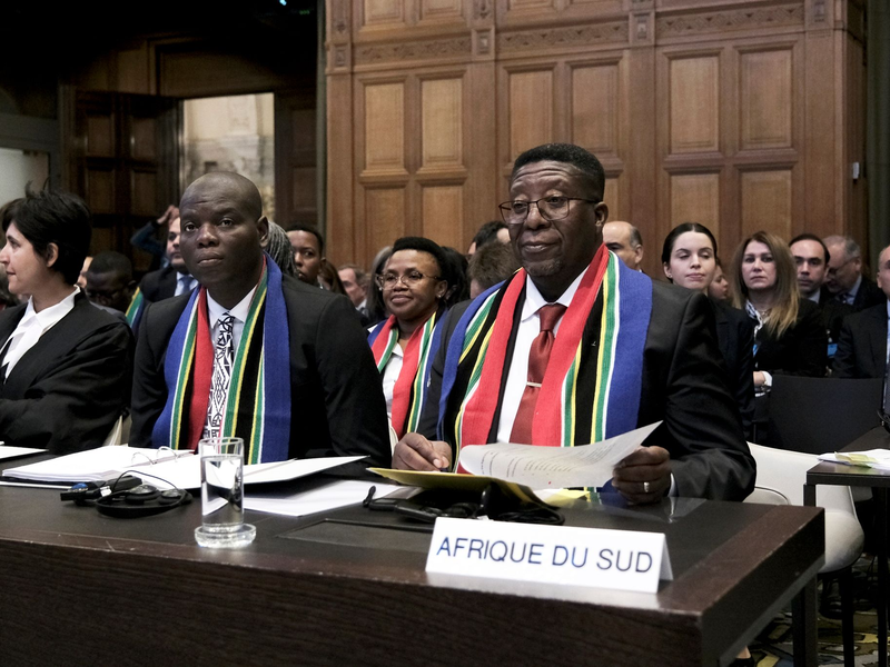 Richter und Parteien sitzen am zweiten Tag der Anhörung vor dem Internationalen Gerichtshof im Verhandlungssaal. - Foto: Patrick Post/AP/dpa