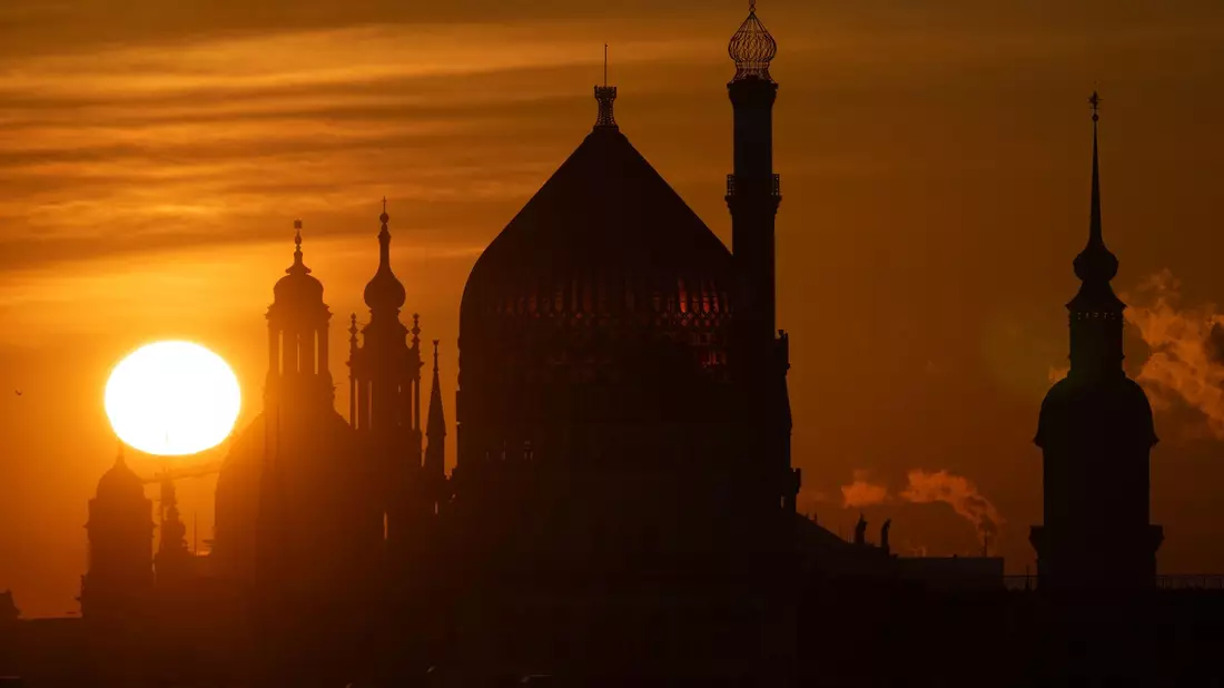 In Dresden geht die Sonne auf. - Bild: Sebastian Kahnert/dpa