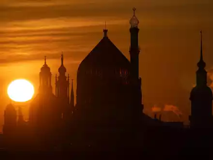 In Dresden geht die Sonne auf. - Foto: Sebastian Kahnert/dpa