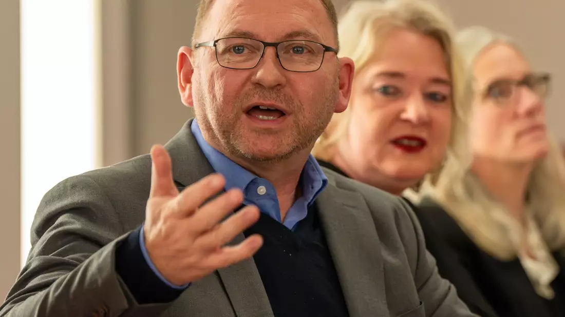 Beim Streik gehe es auch darum, entscheidende Weichen für eine erfolgreiche Verkehrswende zu stellen, sagt Frank Werneke. - Bild: Soeren Stache/dpa