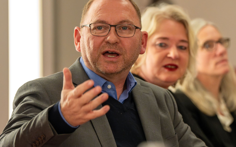 Beim Streik gehe es auch darum, entscheidende Weichen für eine erfolgreiche Verkehrswende zu stellen, sagt Frank Werneke. - Foto: Soeren Stache/dpa