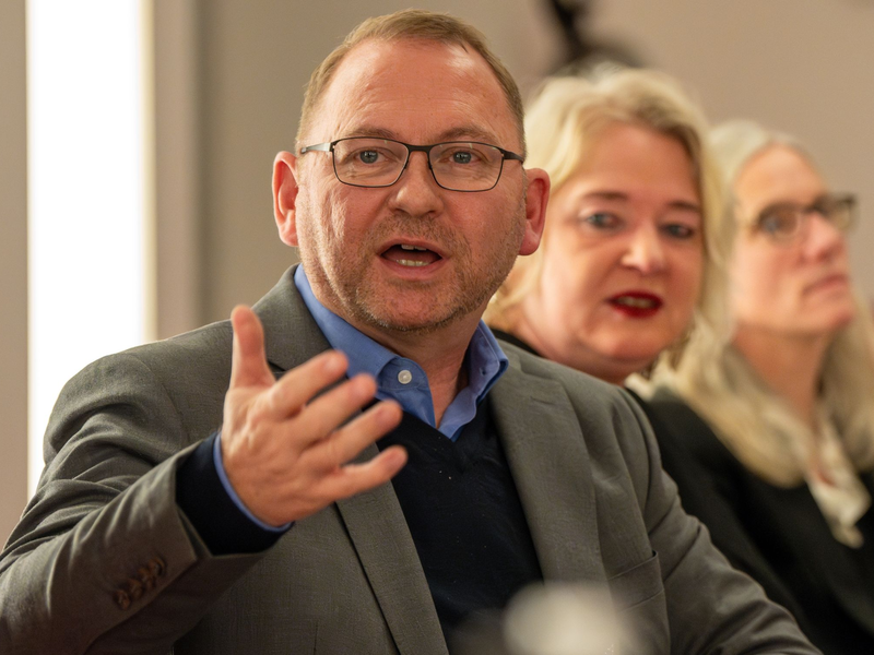 Verdi-Chef Frank Werneke kritisiert, dass die Ampel versuche, die hohen Kosten für den klimagerechten Umbau von Wirtschaft und Gesellschaft in den normalen Bundeshaushalt zu pressen. Die Gegenfinanzierung sei sachfremd und teils absurd. - Foto: Soeren Stache/dpa