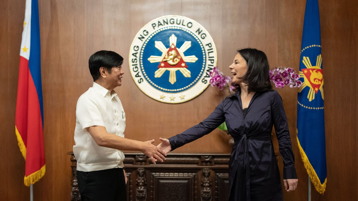 Bundesaußenministerin Annalena Baerbock wird in Manila von Präsident Ferdinand Marcos Jr. empfangen. - Foto: Michael Kappeler/dpa